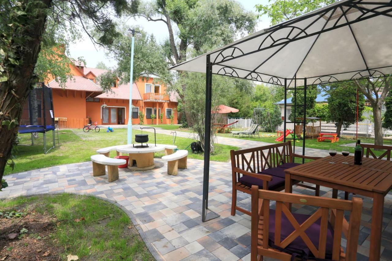 Holiday House Siofok Bagian luar foto